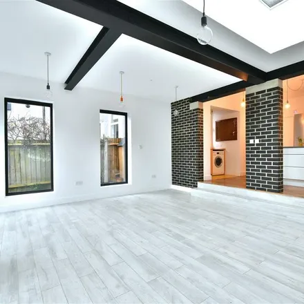 Rent this 5 bed duplex on Houston Road in Bell Green, London