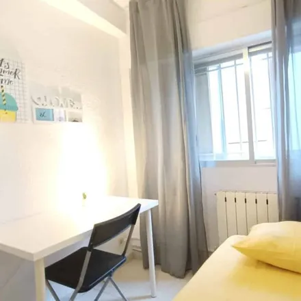 Rent this 4 bed room on Calle de la Sierra Vieja in 27, 28031 Madrid