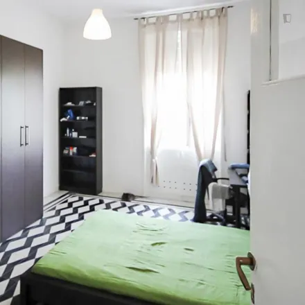 Rent this 3 bed room on Kamal in Viale Giovanni da Cermenate, 20136 Milan MI