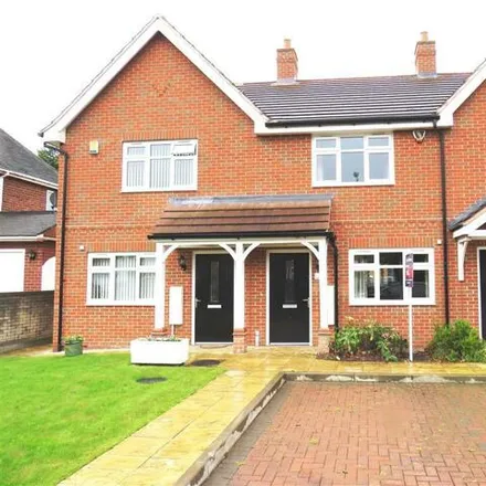 Rent this 3 bed townhouse on Broom Close in Birmingham, West Midlands