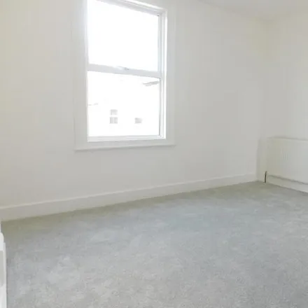 Image 4 - Queens Place, London, SM4 5DF, United Kingdom - Townhouse for rent