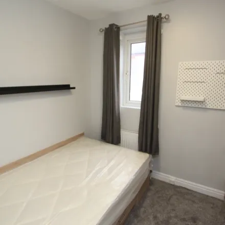 Image 5 - Asa Briggs House, Belle Vue Road, Leeds, LS3 1HF, United Kingdom - Apartment for rent