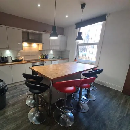 Image 2 - 55 Brudenell Mount, Leeds, LS6 1HT, United Kingdom - House for rent