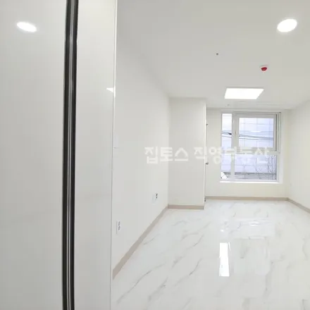 Rent this 1 bed apartment on 서울특별시 강남구 역삼동 647-5