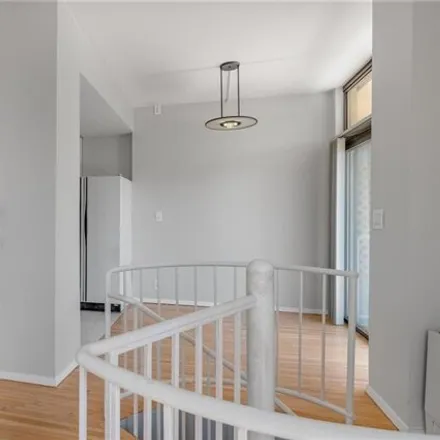 Image 7 - 22 Hitchings Avenue, New York, NY 11235, USA - Condo for sale