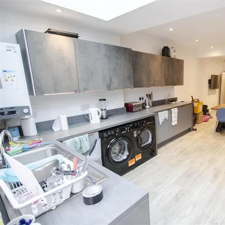 Rent this 6 bed house on 214 Heeley Road in Selly Oak, B29 6EN