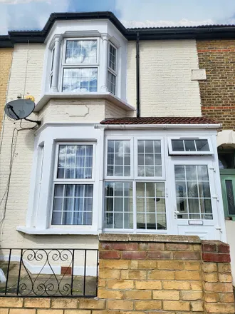 Rent this 5 bed townhouse on 34 Queens Road in London, E17 8XB