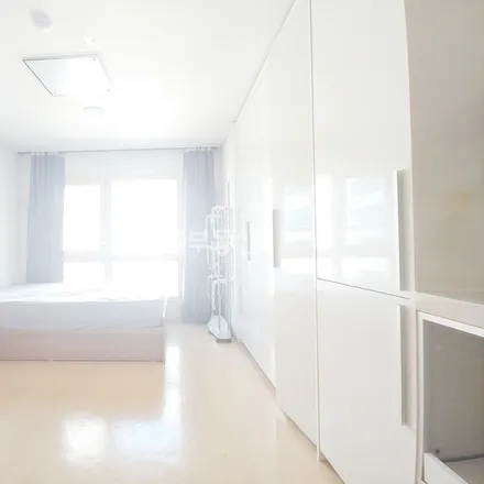 Rent this studio apartment on 서울특별시 강남구 역삼동 727-2