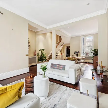 Rent this 4 bed townhouse on 53 Finborough Road in London, SW10 9DX