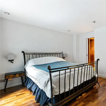 Image 5 - 24 Royal Crescent Mews, London, W11 4SY, United Kingdom - House for rent