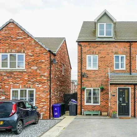 Buy this 3 bed townhouse on Fillies Avenue in Rossington, DN4 7FR