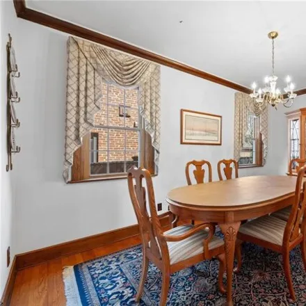 Image 4 - 27-23 167th Street, New York, NY 11358, USA - House for sale