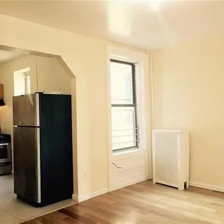 Image 3 - 448 East 26th Street, New York, NY 11226, USA - House for sale