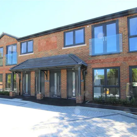 Rent this 2 bed apartment on Omer's Rise in Burghfield Common, RG7 3HJ