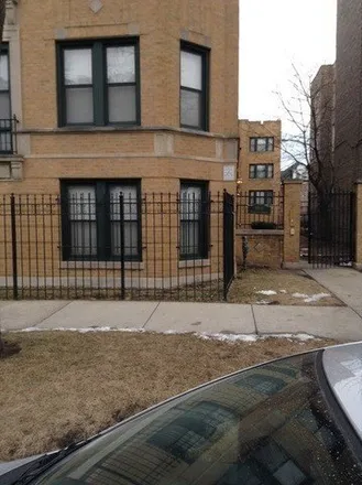 Rent this 3 bed condo on 6211-6213 South Woodlawn Avenue in Chicago, IL 60637