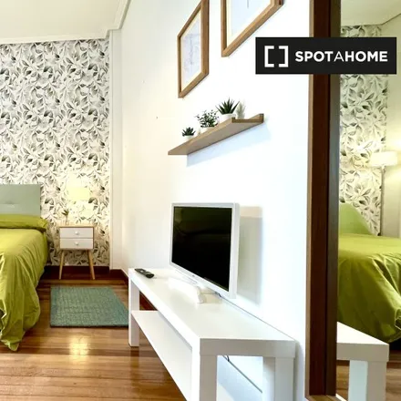 Rent this 5 bed room on Hesperia Bilbao in Paseo Campo Volantín / Campo Volantin pasealekua, 28
