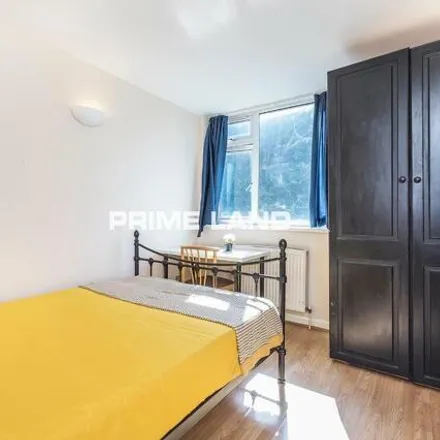 Rent this 4 bed apartment on Johnson Street in Londres, London