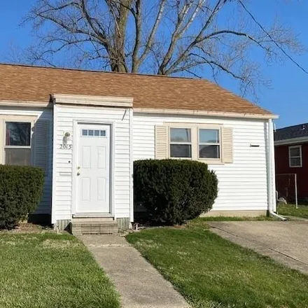 Buy this 3 bed house on 921 Cleveland Avenue in Charleston, IL 61920