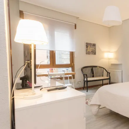 Rent this 5 bed room on Alimentación Asmur in Calle Doctor Félix Landín / Felix Landin doktorearen kalea, 48012 Bilbao
