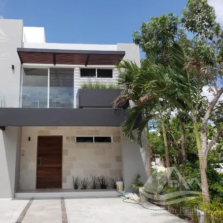 Buy this studio house on Colegio de Bachilleres Plantel "Cancún 2" in Calle 28 Poniente, 77538 Cancún