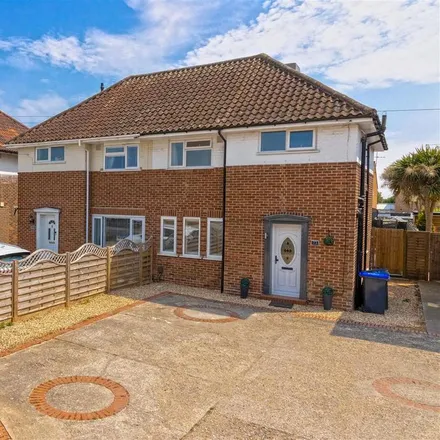 Rent this 3 bed duplex on Terringes Avenue in Goring-by-Sea, BN13 1HX
