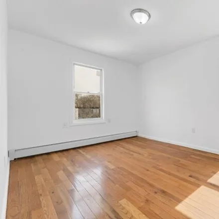 Image 6 - 305 East 38th Street, New York, NY 11203, USA - House for sale