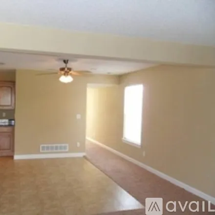 Image 3 - 810 SW Peach Tree Ln, Unit 810 - Townhouse for rent