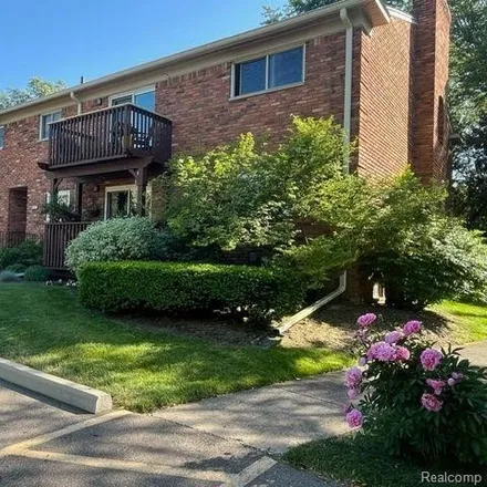 Buy this 2 bed condo on 2734 Colby Drive in Bloomfield Charter Township, MI 48304