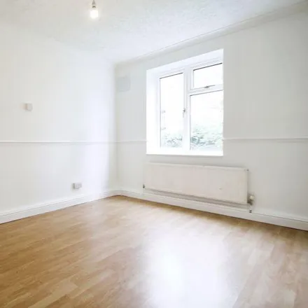 Image 5 - Grove Avenue, London, HA5 5NU, United Kingdom - Apartment for rent