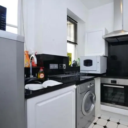 Image 5 - 19 Buckland Crescent, London, NW3 5DH, United Kingdom - Apartment for sale