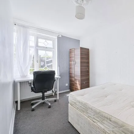 Image 3 - Grantley Street, London, E1 4BW, United Kingdom - Townhouse for rent