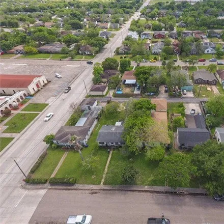 Image 3 - 1111 West 6th Street, Freeport, TX 77541, USA - House for sale