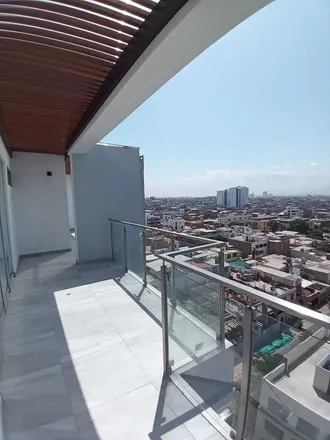 Buy this 3 bed apartment on Clínica de Ojos California in Calle Estados Unidos, Urbanización El Recreo