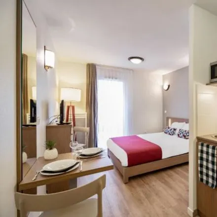 Image 1 - 13 Avenue de Paris, 79000 Niort, France - Apartment for rent