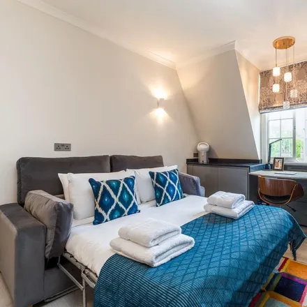 Rent this studio townhouse on 54 Draycott Place in London, SW3 3BP