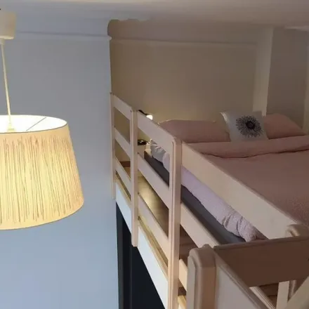 Rent this 11 bed room on Rue Braemt - Braemtstraat 73 in 1210 Saint-Josse-ten-Noode - Sint-Joost-ten-Node, Belgium