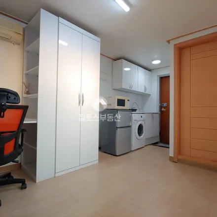 Rent this studio apartment on 서울특별시 관악구 신림동 1429-43