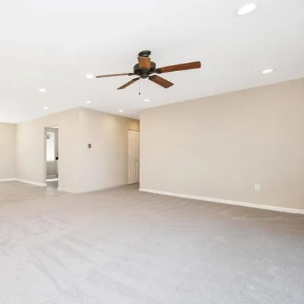 Image 3 - 714 Quince Orchard Boulevard, Brown, Gaithersburg, MD 20899, USA - Condo for sale