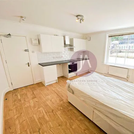 Rent this studio apartment on 120 Belsize Road in London, NW6 4BG