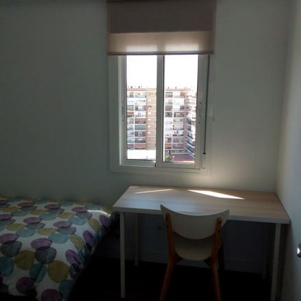 Rent this 2 bed room on Plaza el Juncal in 41005 Sevilla, España