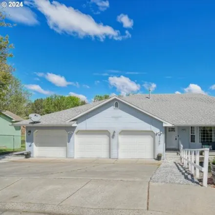 Buy this 4 bed house on 1101 Southwest Theta Court in Pendleton, OR 97801