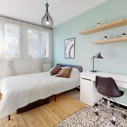 Rent this 3 bed apartment on 116 Avenue de Tarascon in 84000 Avignon, France