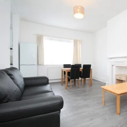 Rent this 3 bed apartment on unnamed road in London, NW11 9SP