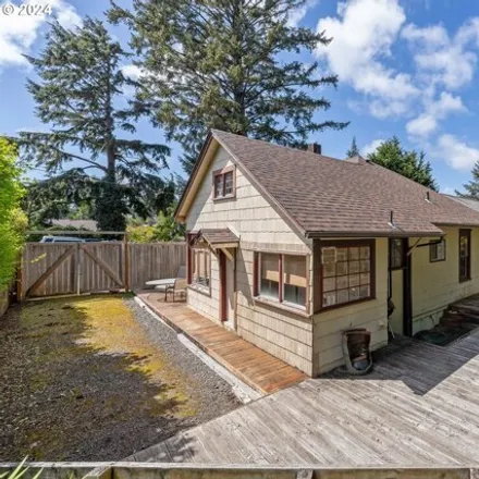 Image 8 - 903 N 8th St, Coos Bay, Oregon, 97420 - House for sale