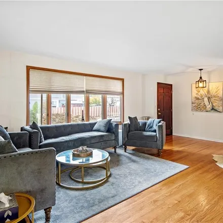 Image 4 - 267 Miles Avenue, New York, NY 10308, USA - Townhouse for sale