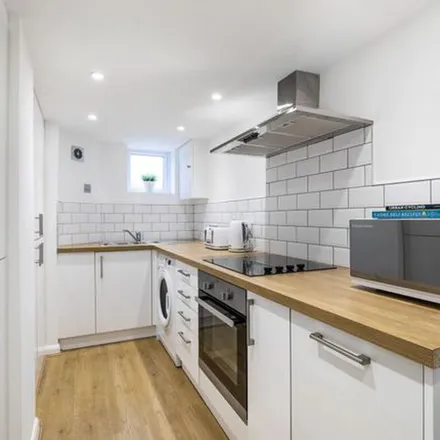 Rent this 6 bed townhouse on St Ann's Avenue in Leeds, LS4 2PB