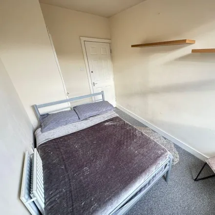 Image 2 - Knowle Mount, Leeds, LS4 2PJ, United Kingdom - Room for rent