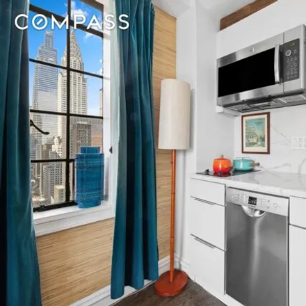 Image 6 - Woodstock Tower, 320 East 42nd Street, New York, NY 10017, USA - Apartment for sale