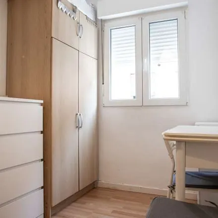 Rent this 3 bed apartment on Calle de Jaraíz de la Vera in 28011 Madrid, Spain