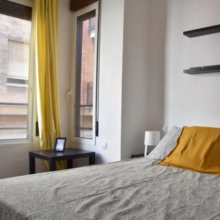 Rent this 3 bed room on Alcala-Ortiz Concept in Carrer de Padilla, 46001 Valencia